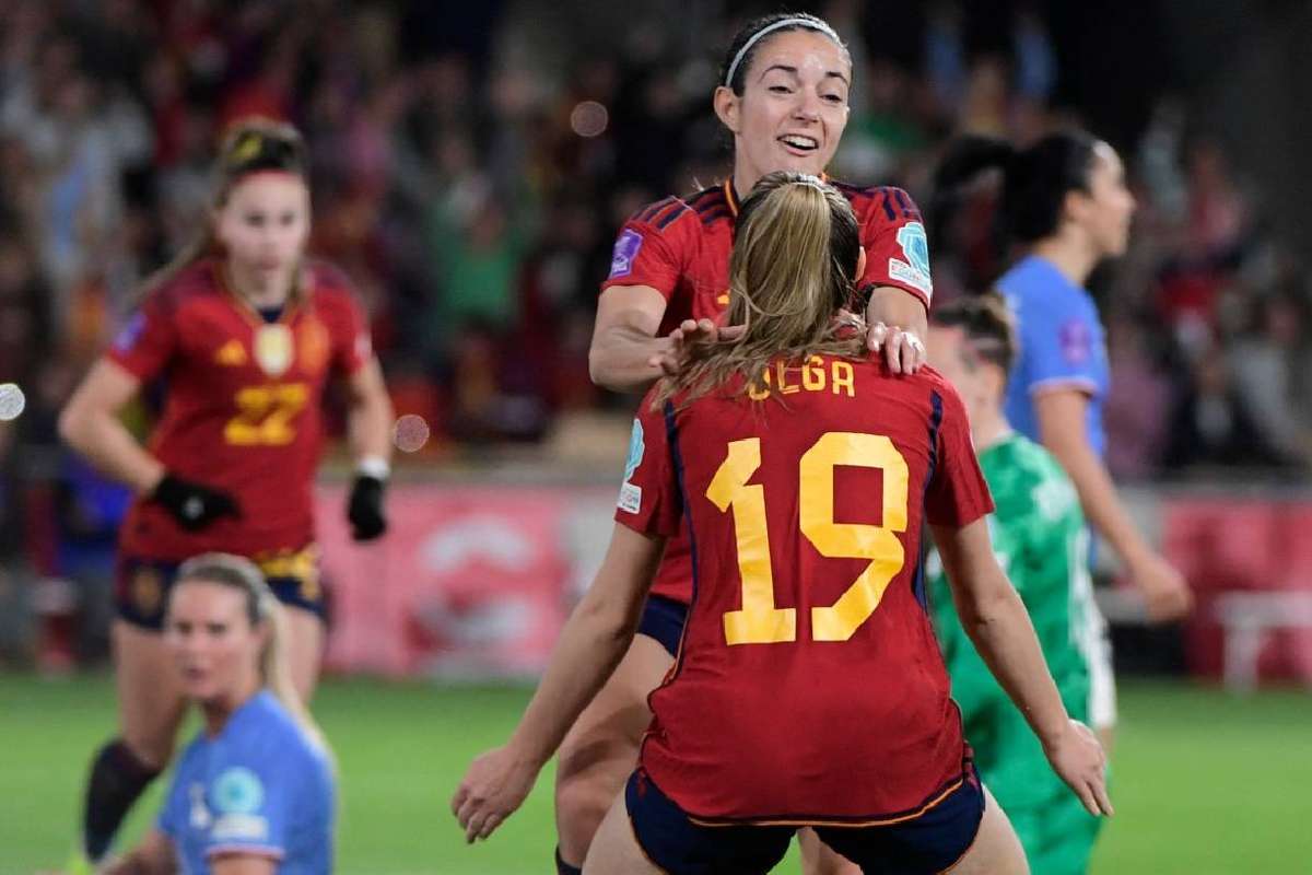 Fin Du R Ve Pour Les Bleues Logiquement Battues Par L Espagne En