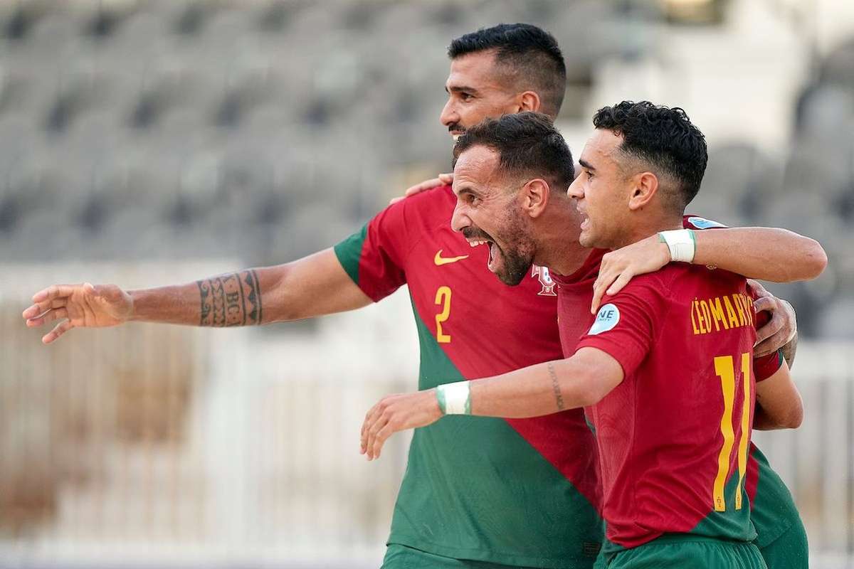 Futebol De Praia Portugal Vence Dinamarca 8 3 E Apura Se Para O