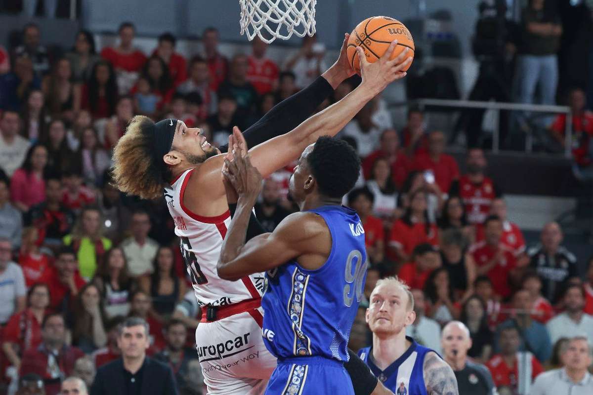 Basquetebol Benfica Bate Fc Porto Em Pleno Dia De Portugal E Sagra Se