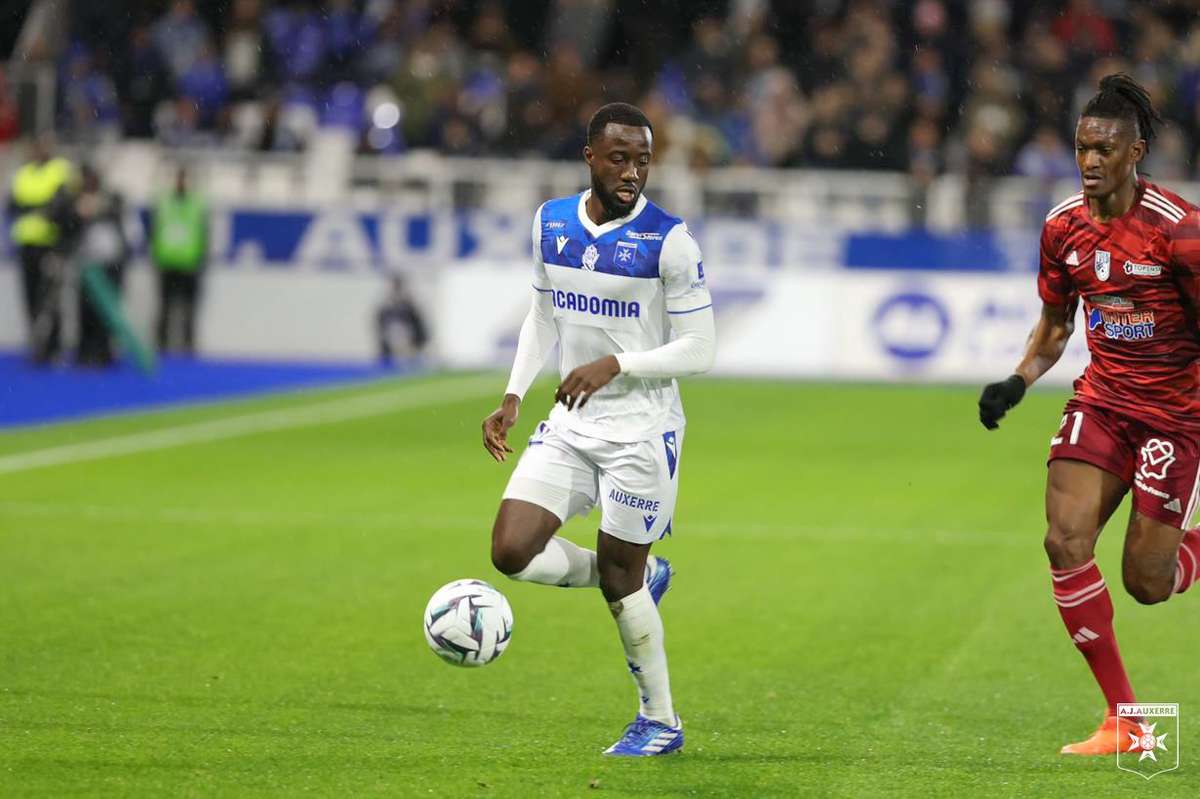 Multi L Auxerre Et Grenoble Tr Buchent Laval Reste Leader