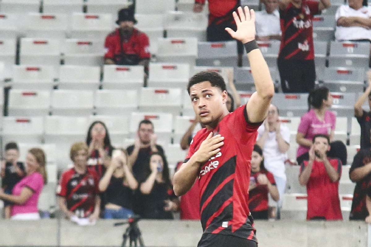 Vitor Roque posa a camisa do Barça e é apresentado como presente de