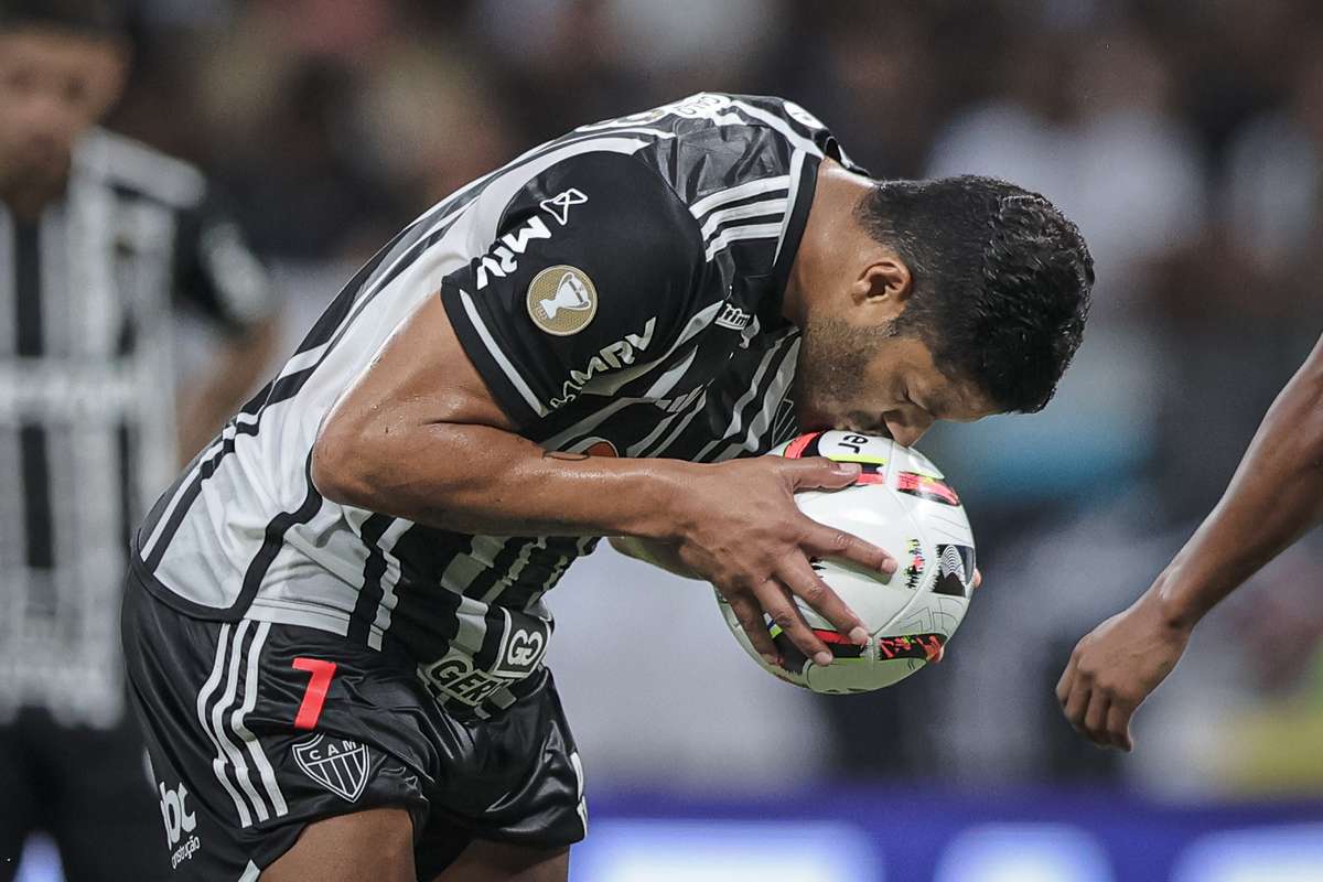 Hulk comemora tripla conquista pelo Atlético MG e protege Coudet