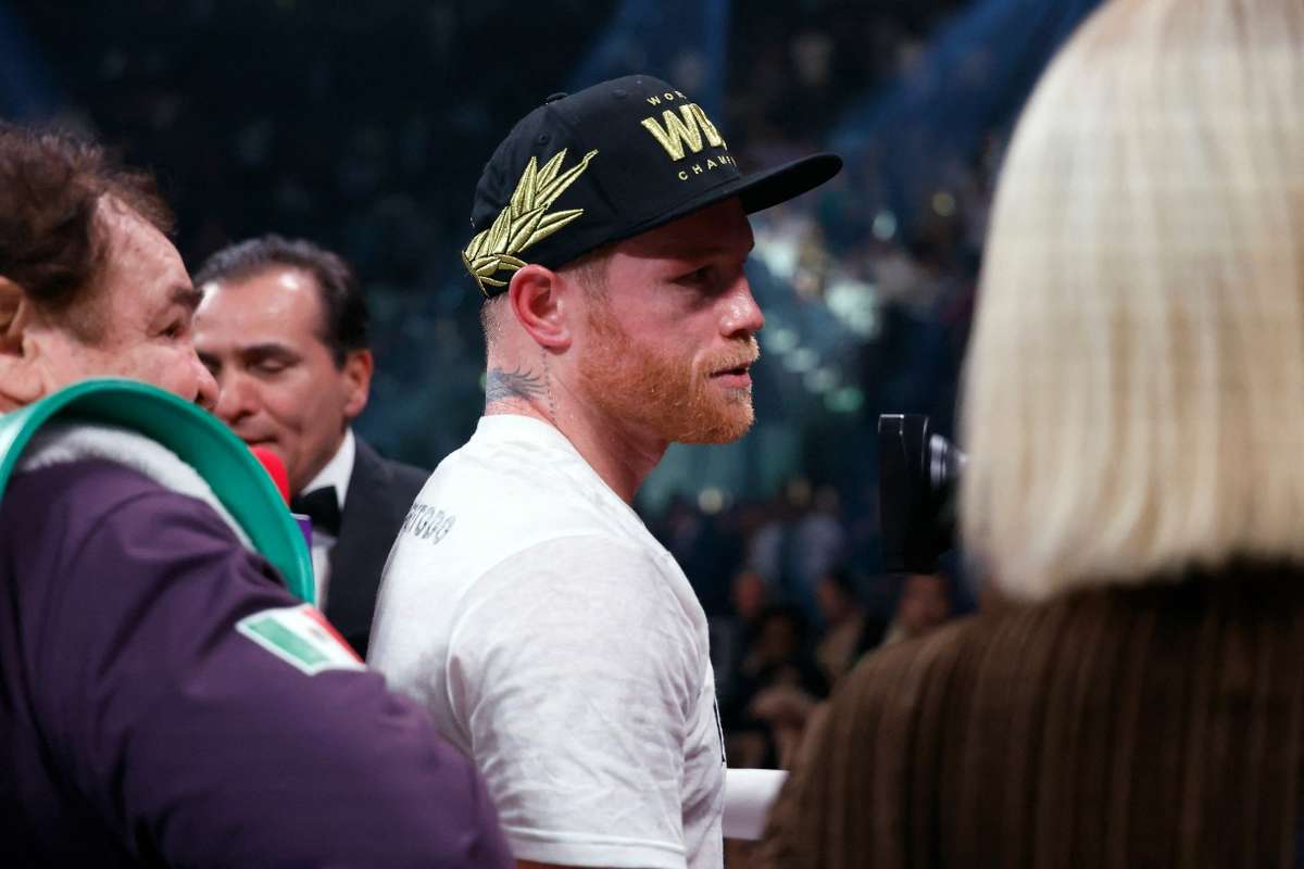 Canelo Álvarez domina a Charlo y retiene su corona indiscutida del