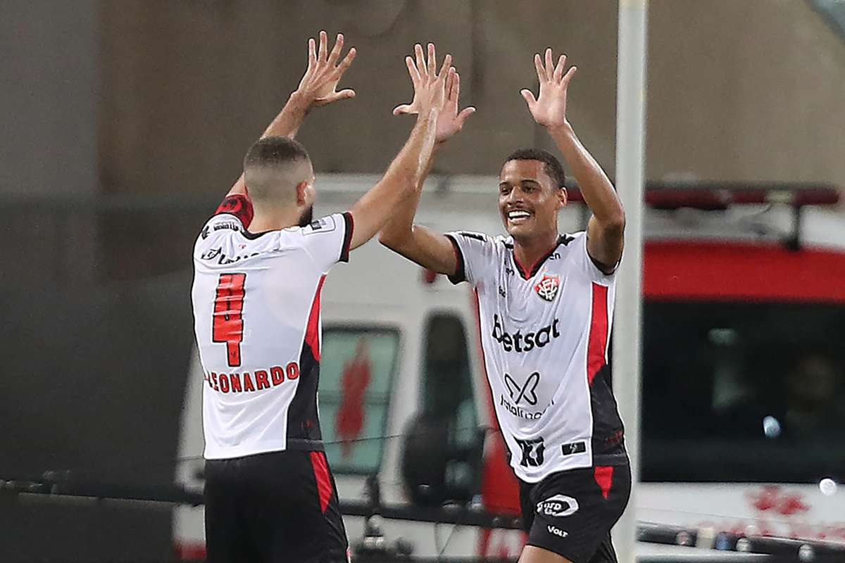 Brasileirão Vitória marca no fim afunda Flu na lanterna e sai do Z4