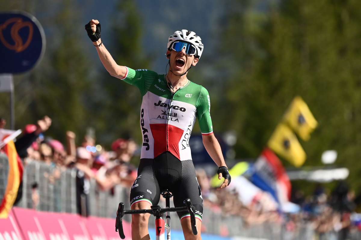 Giro Filippo Zana Bate Thibaut Pinot E Vence Em Casa Em Dia De Quebra