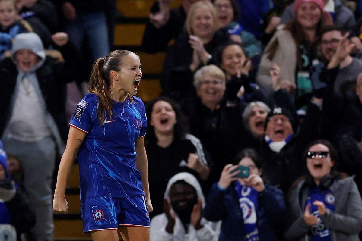 Chelsea Go Top Of Wsl With Dominant Win Over Title Rivals Manchester