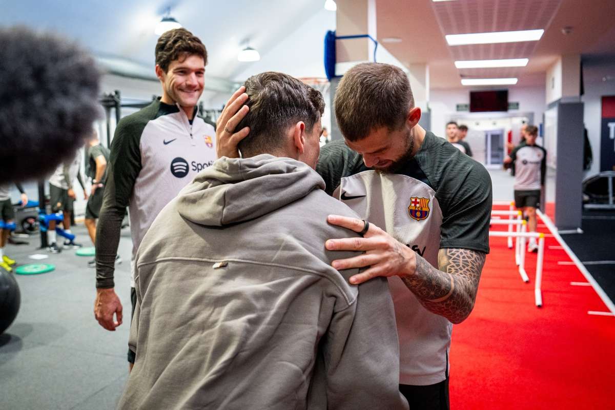 Gavi Se Reencuentra Con Sus Compa Eros Del Bar A Tras Su Lesi N Con