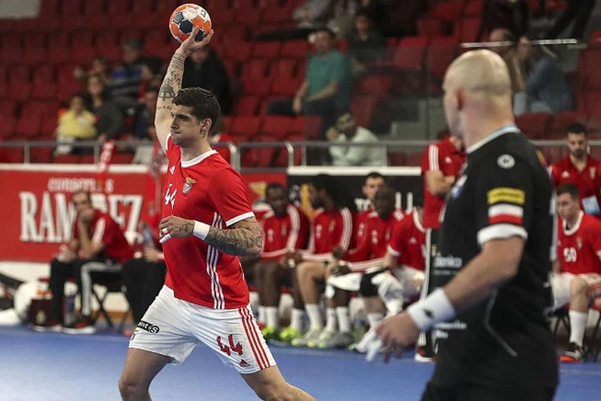 Equipa De Andebol Do Benfica Regressa A Lisboa Mas Em Voos Separados