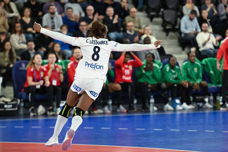 Les Bleues du handball concluent leur préparation par une démonstration