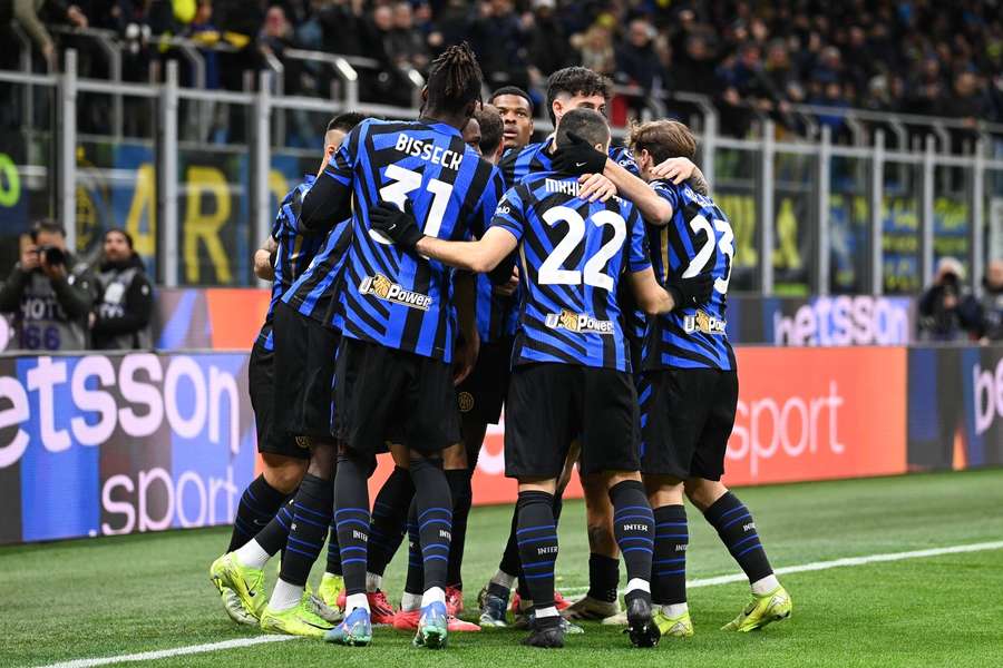 Inter Milan Ease Past Como To Keep Pressure On Serie A Leaders Atalanta