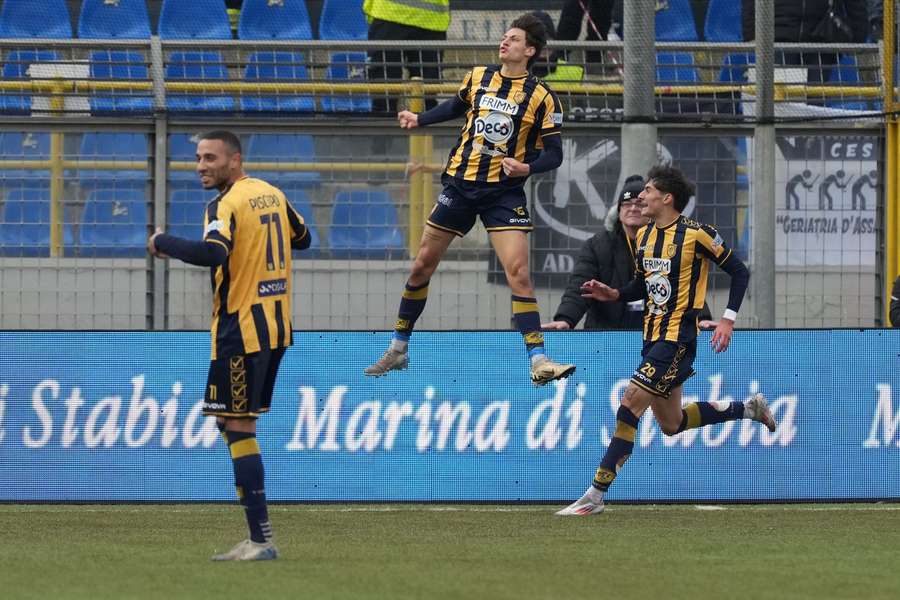 Italia El Bisnieto De Mussolini Da La Victoria A La Juve Stabia Contra