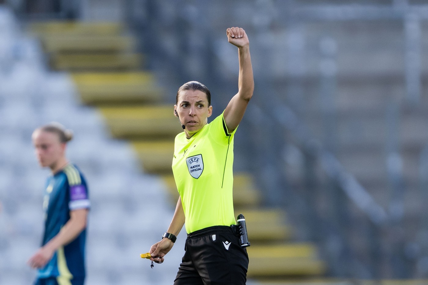 Stéphanie Frappart, première femme arbitre en Ligue 1 et en Coupe du monde,  prend sa retraite