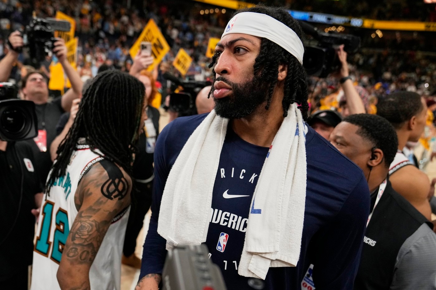 Dallas Mavericks star Anthony Davis has had surgery to fix a detached retina.