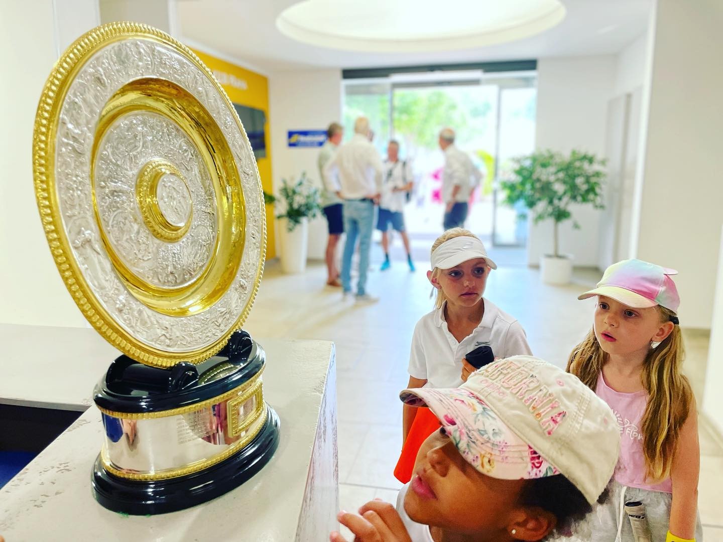Děti si na tenisové Štvanici prohlíží wimbledonskou trofej