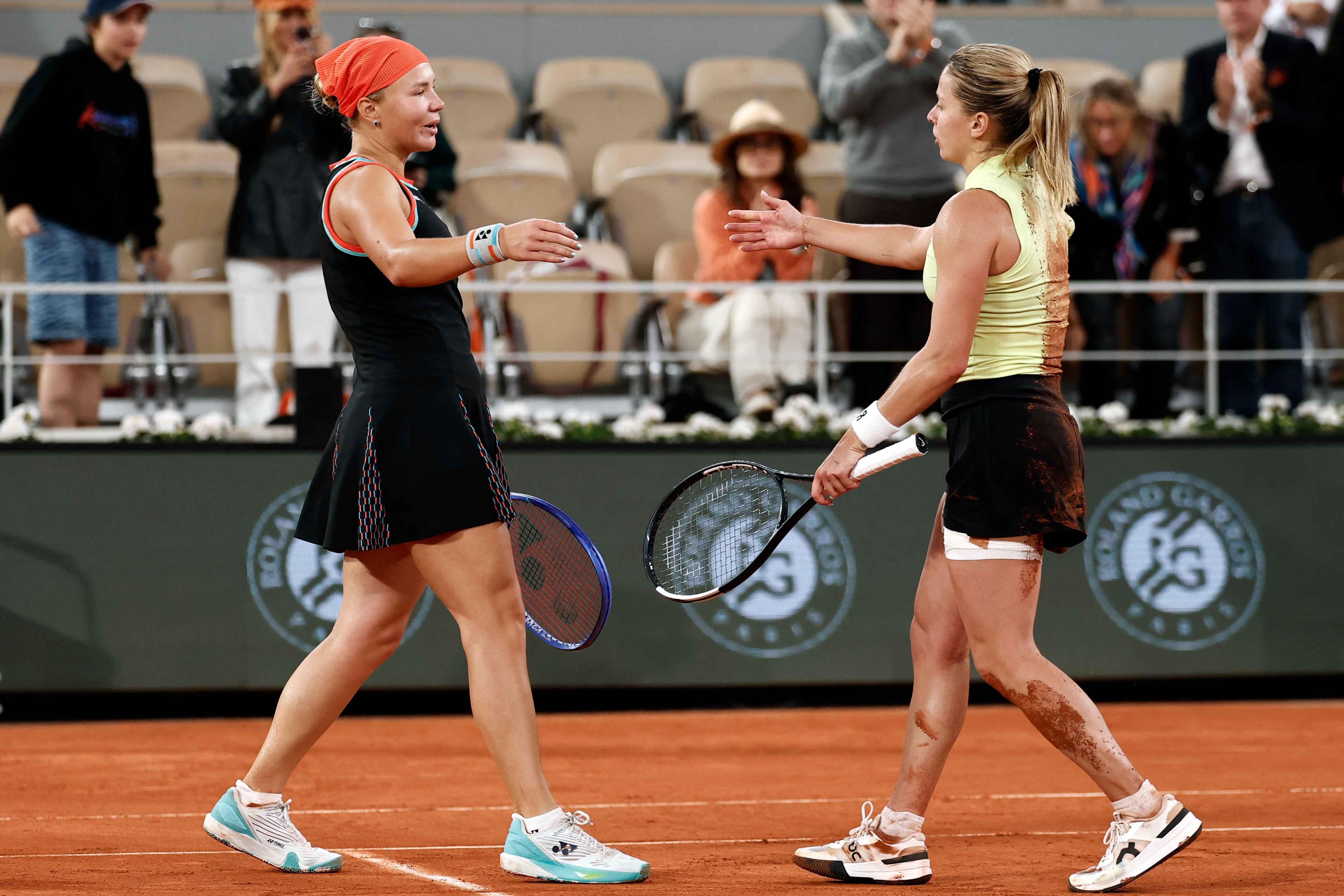 Shnaider and Chwalinska embrace after the match