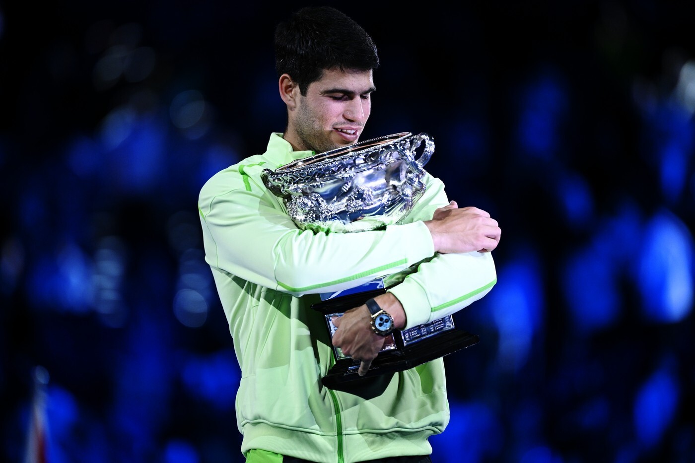 Alcaraz with the winner’s trophy