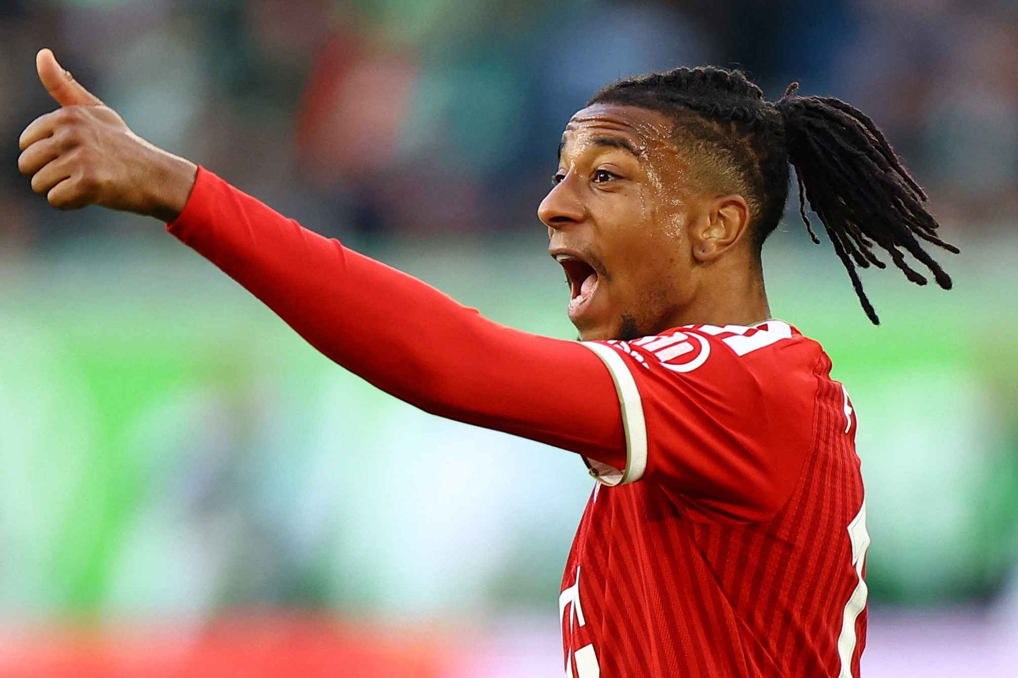 Bayern bate Wolfsburg com golaço de Olise e pênalti perdido por Kane