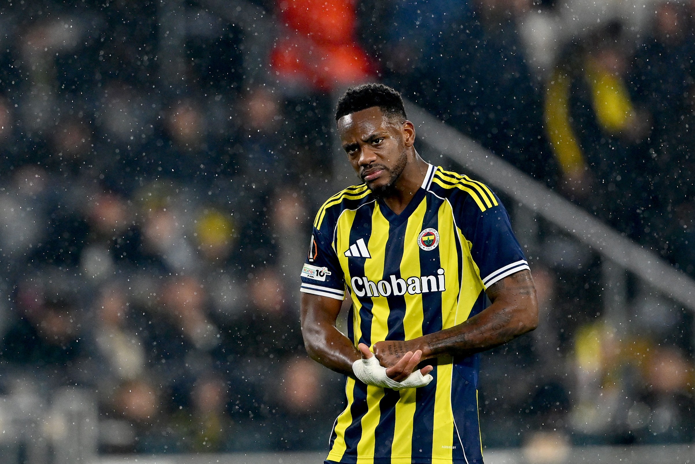 Jhon Duran in action for Fenerbahce 