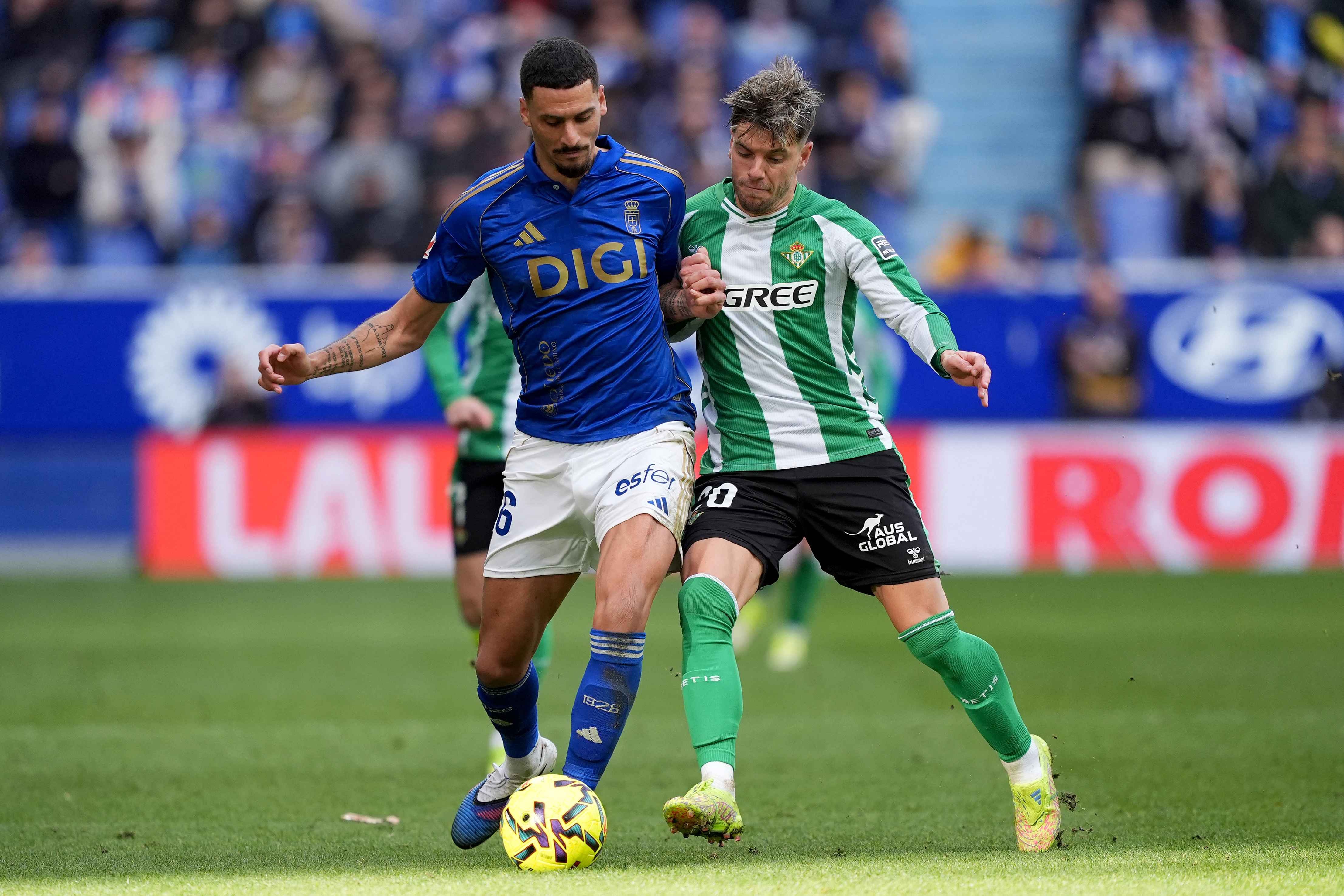 David Carmo of Real Oviedo battles for possession with Giovani Lo Celso