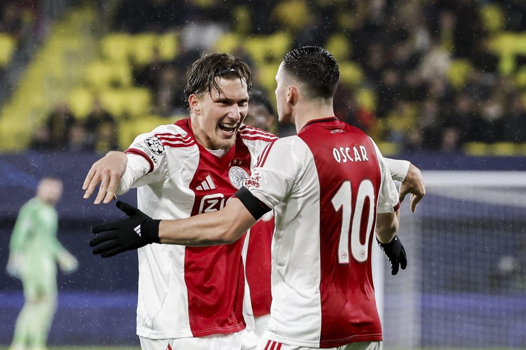 Ajax's Oscar Gloukh (R) celebrates scoring the 1-1 against Villarreal with Mika Godts