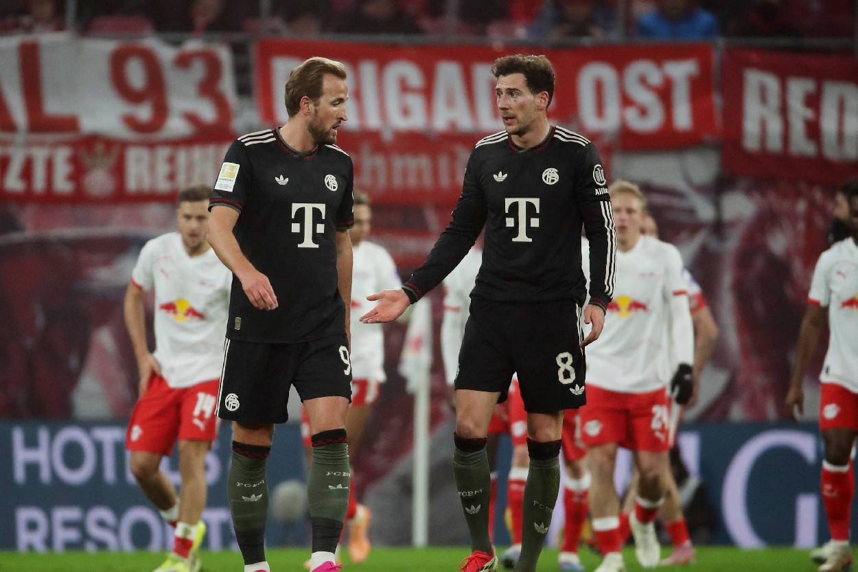 Goretzka talking to Kane during match vs RB Leipzig