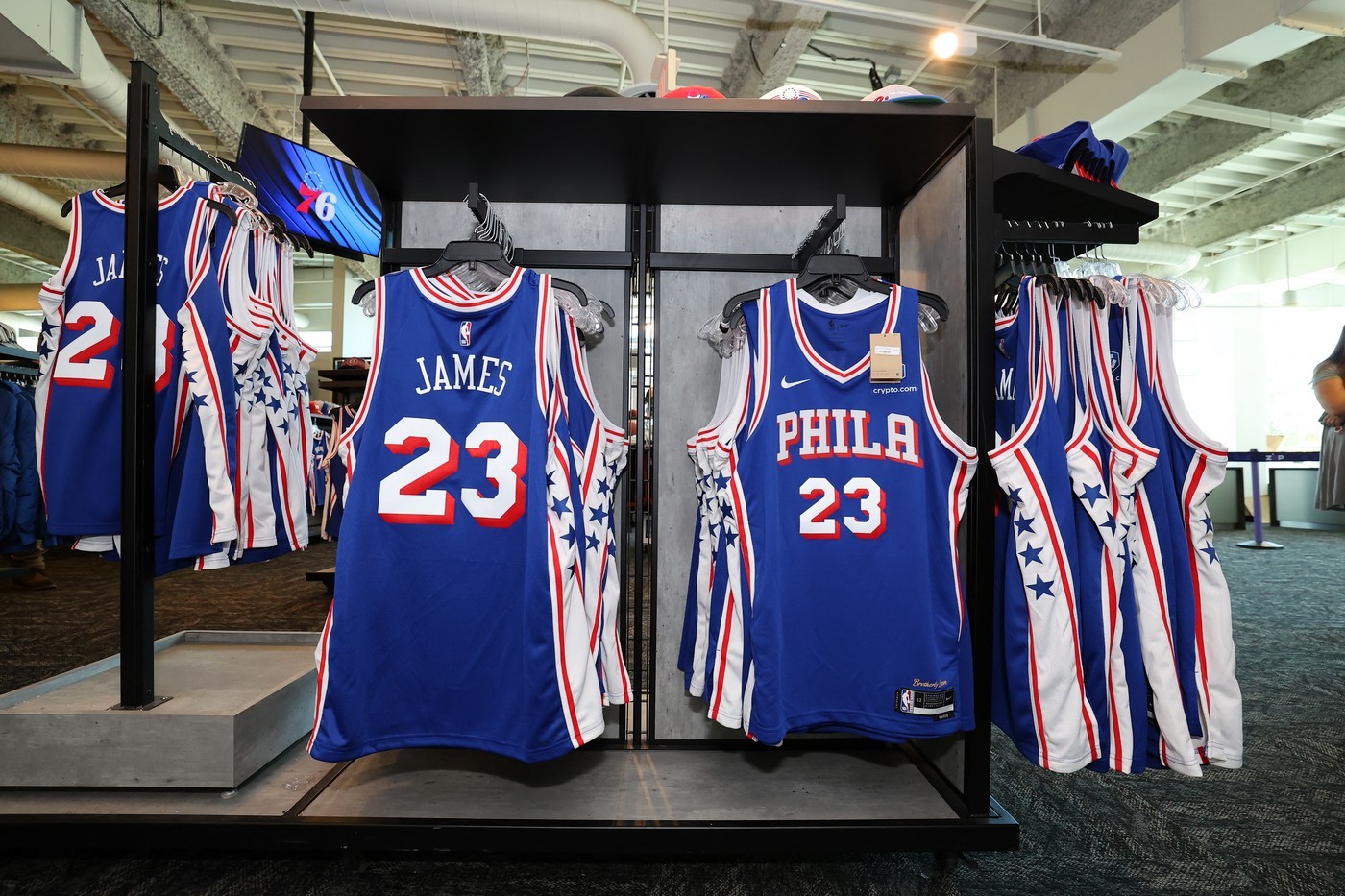LeBron James suits up in new jersey at Philadelphia 76ers media debut