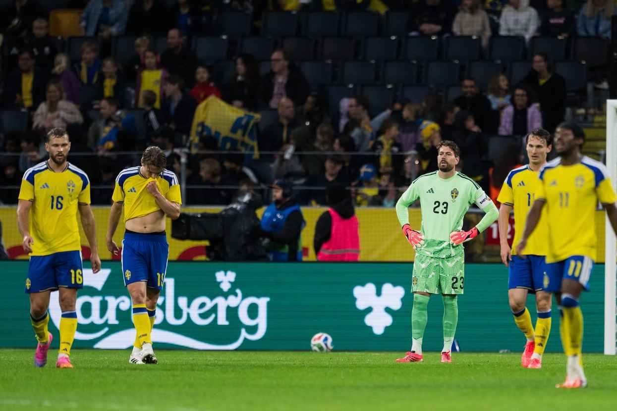 Sweden players look dejected after conceding late