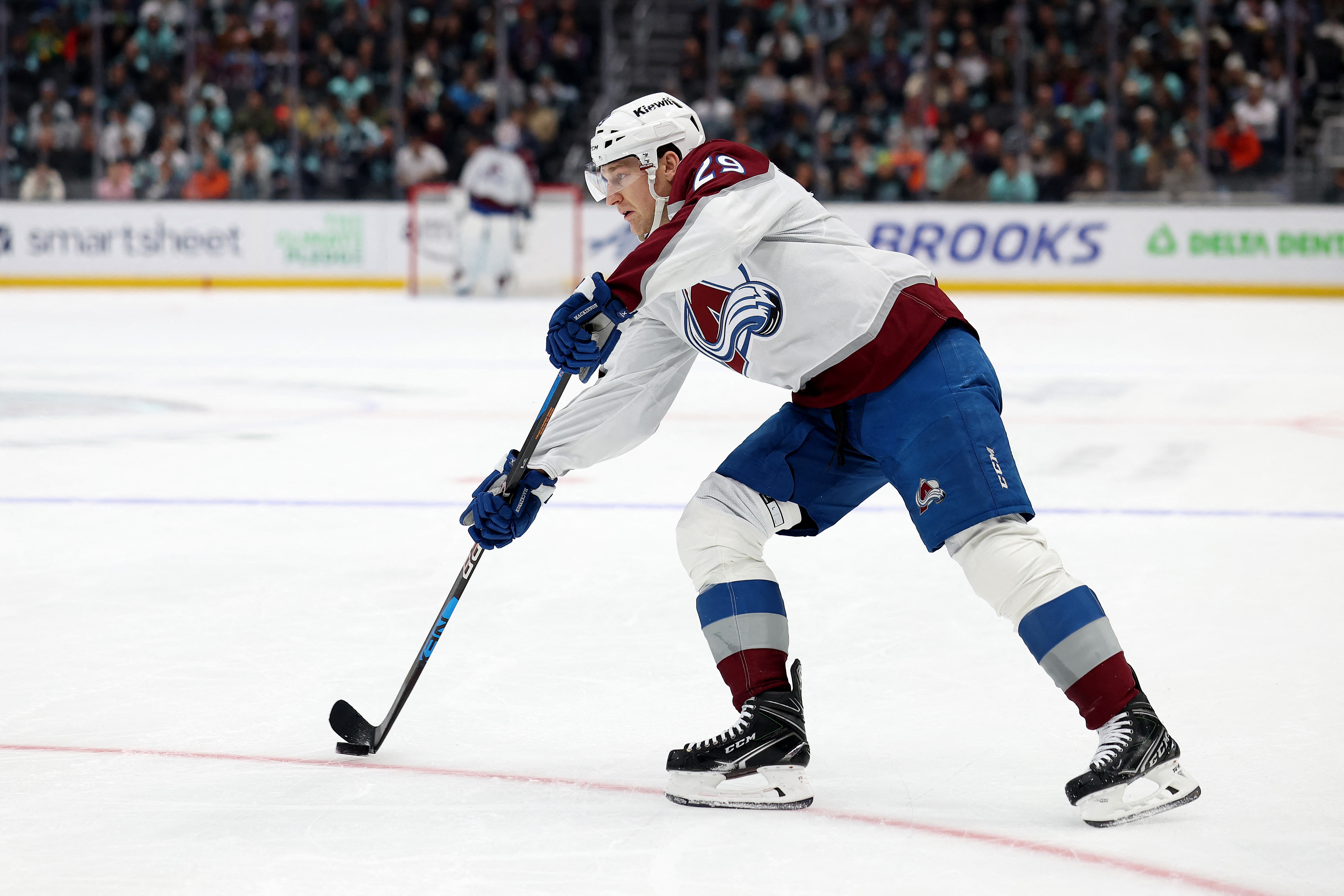NHL roundup: Nathan MacKinnon becomes first payer to reach 40 goals
