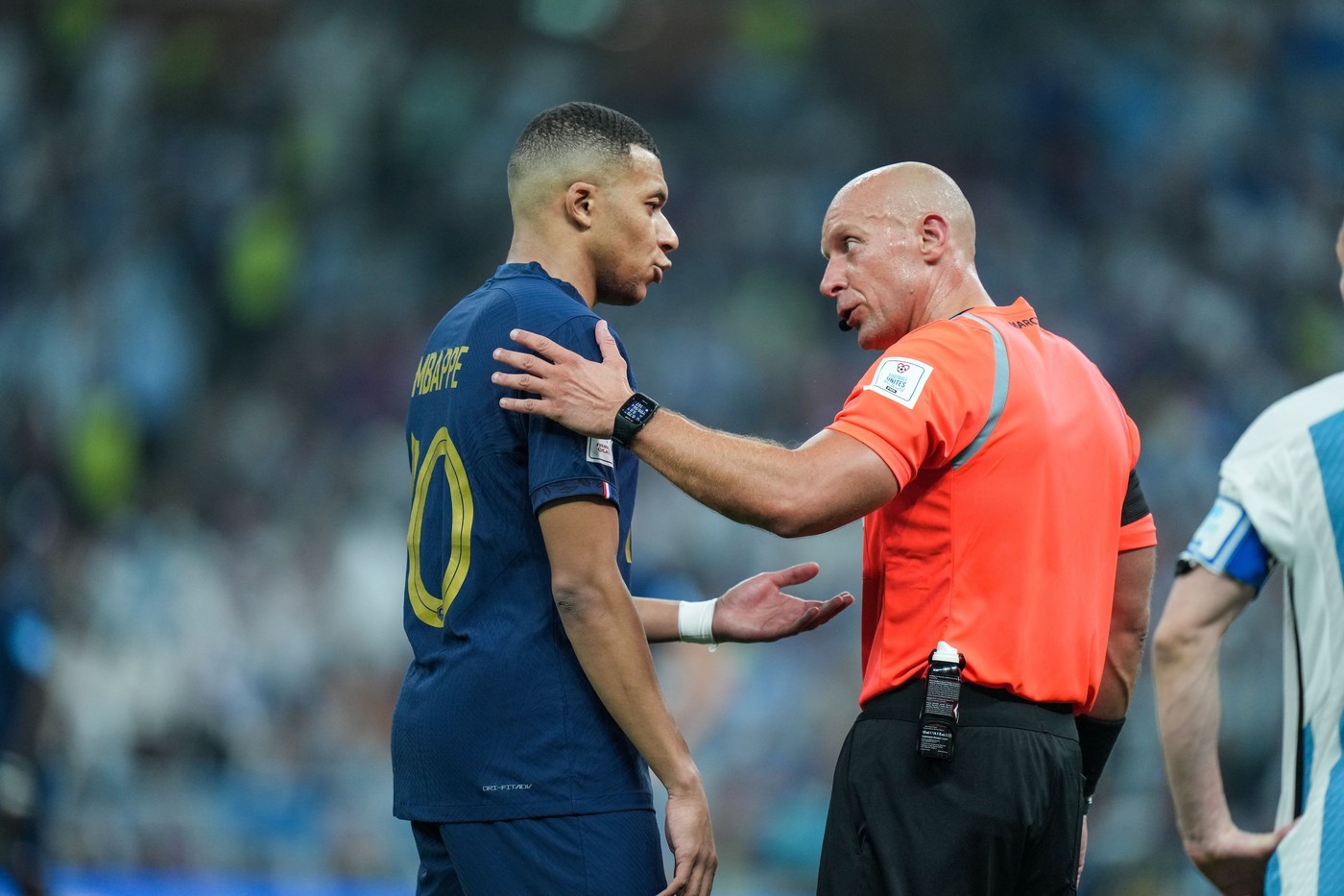 Referee Szymon Marciniak talking to Kylian Mbappé during the previous World Cup final.