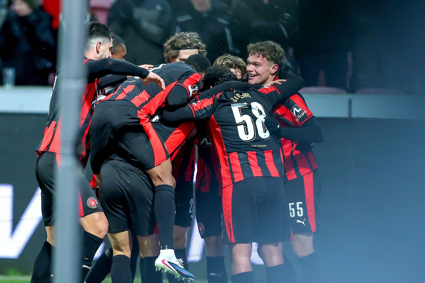 FC Midtjylland celebrate their crucial win against FC Copenhagen