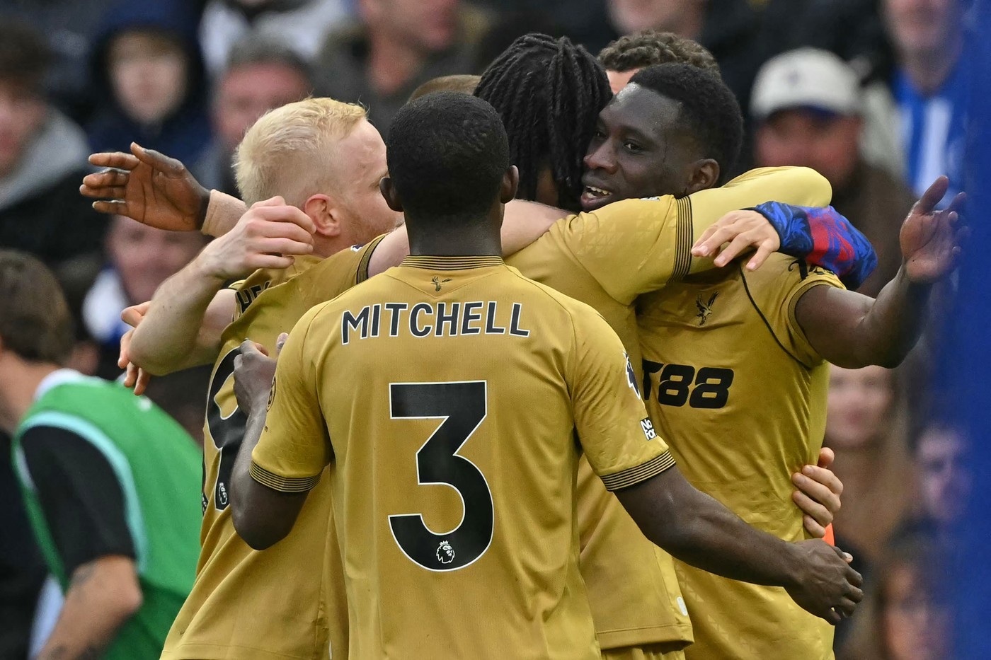 Sarr (R) celebrates with his teammates