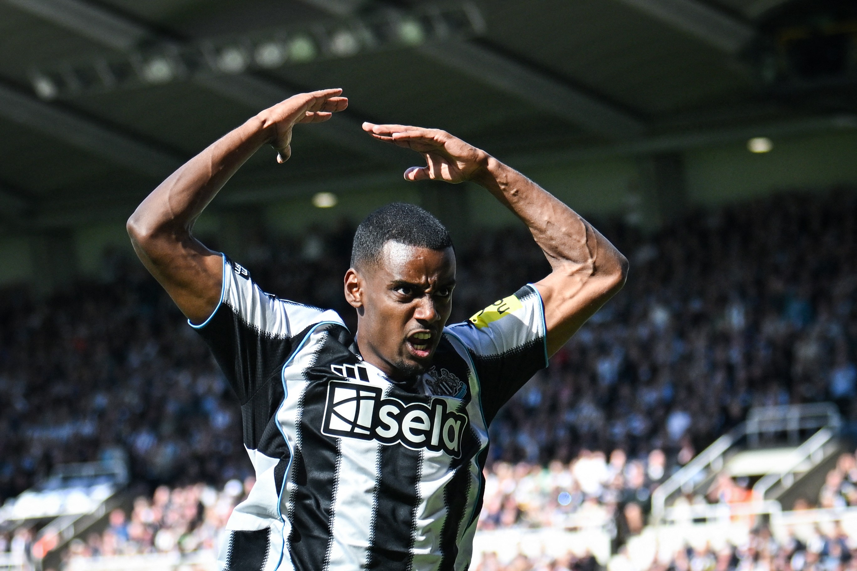 Isak is poised to become one of Liverpool&#39;s highest-paid players if he transfers from Newcastle