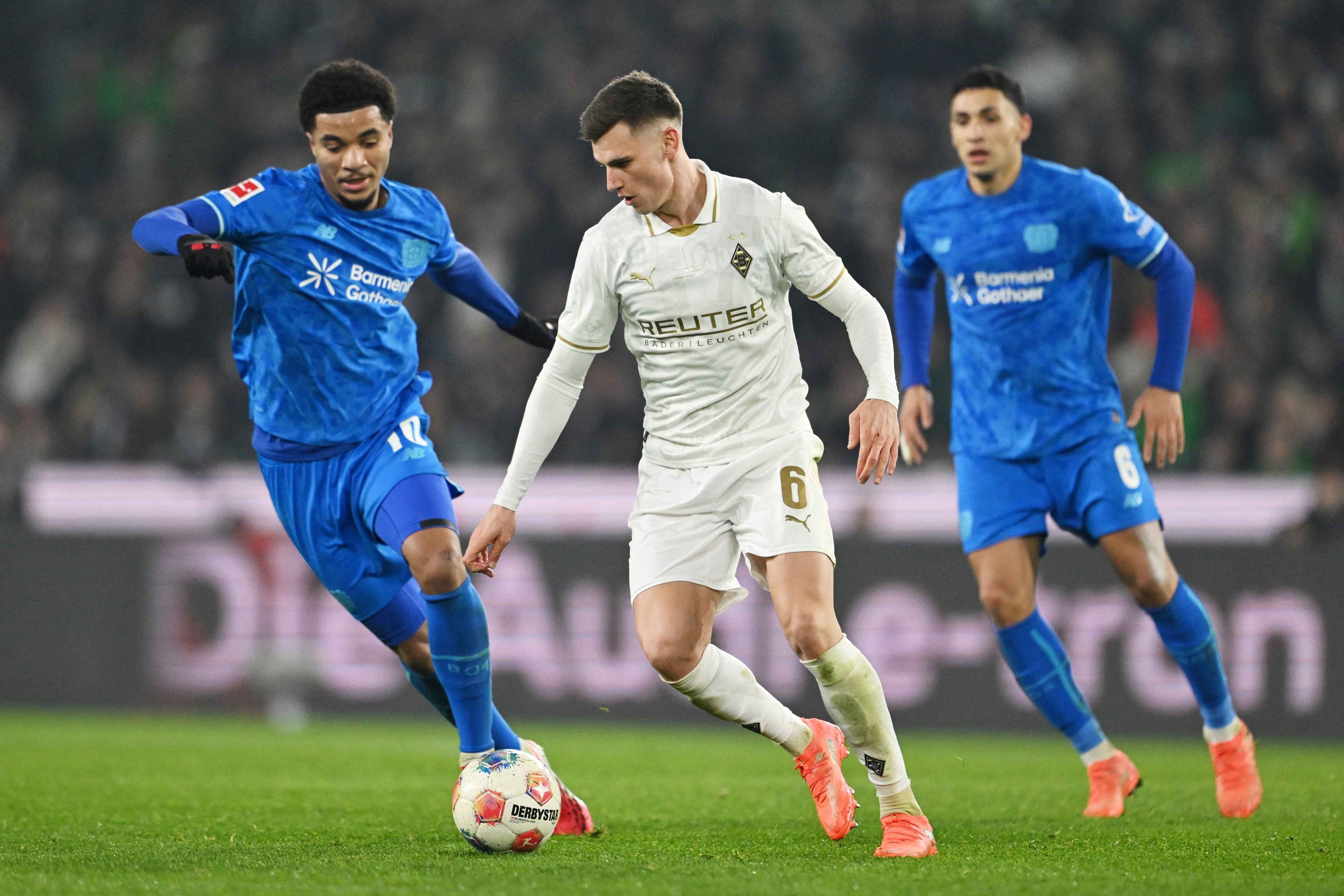 Monchengladbach's Yannick Engelhardt (centre) in action