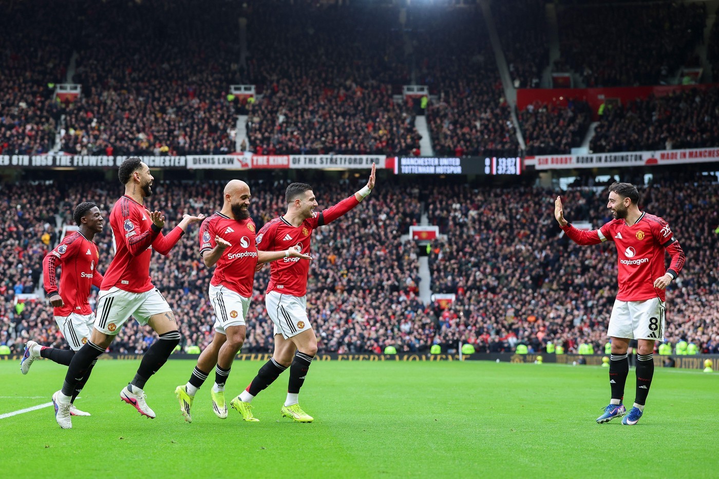 Fernandes (right) celebrates after Mbeumo's goal
