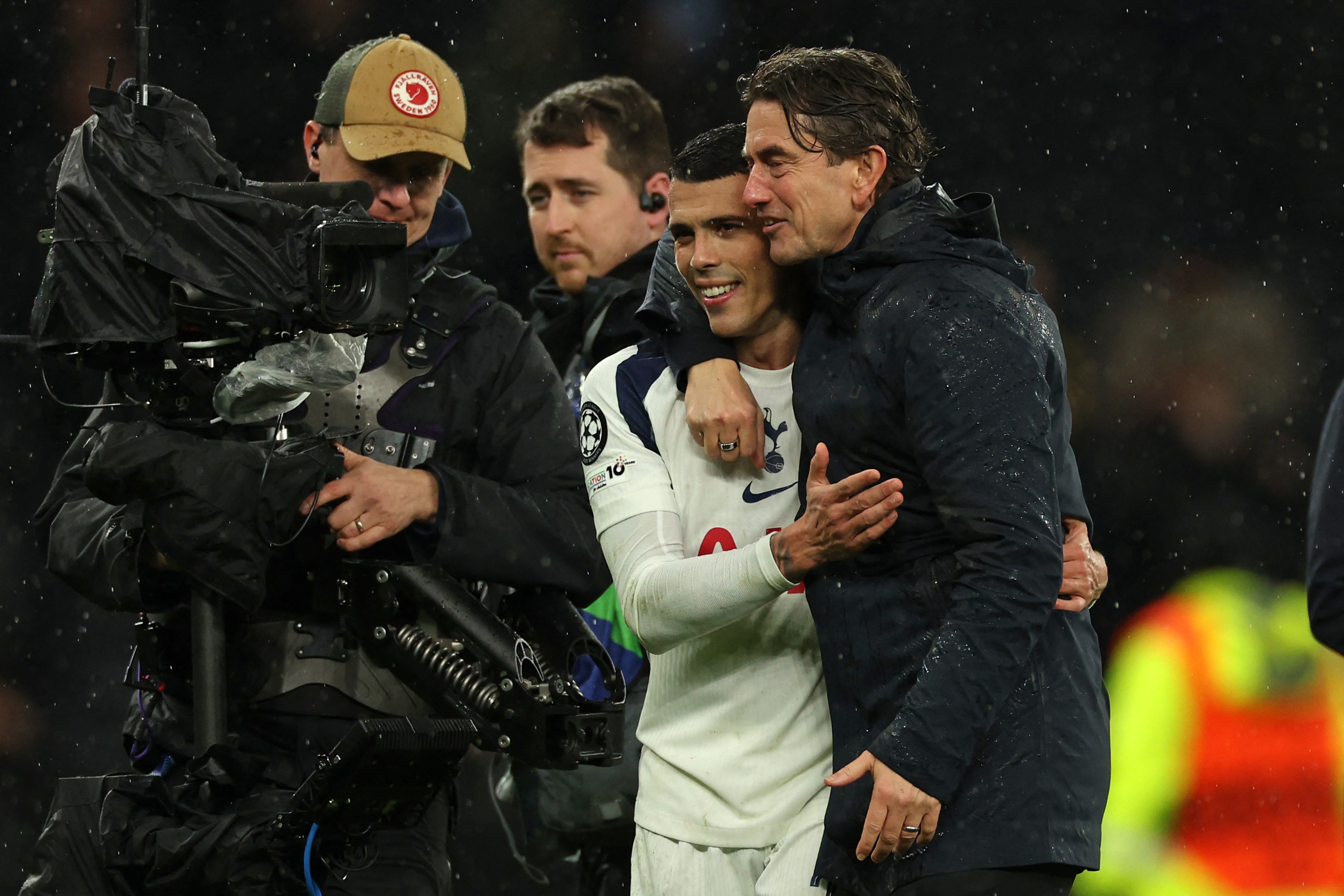 Thomas Frank (right) embraces Pedro Porro