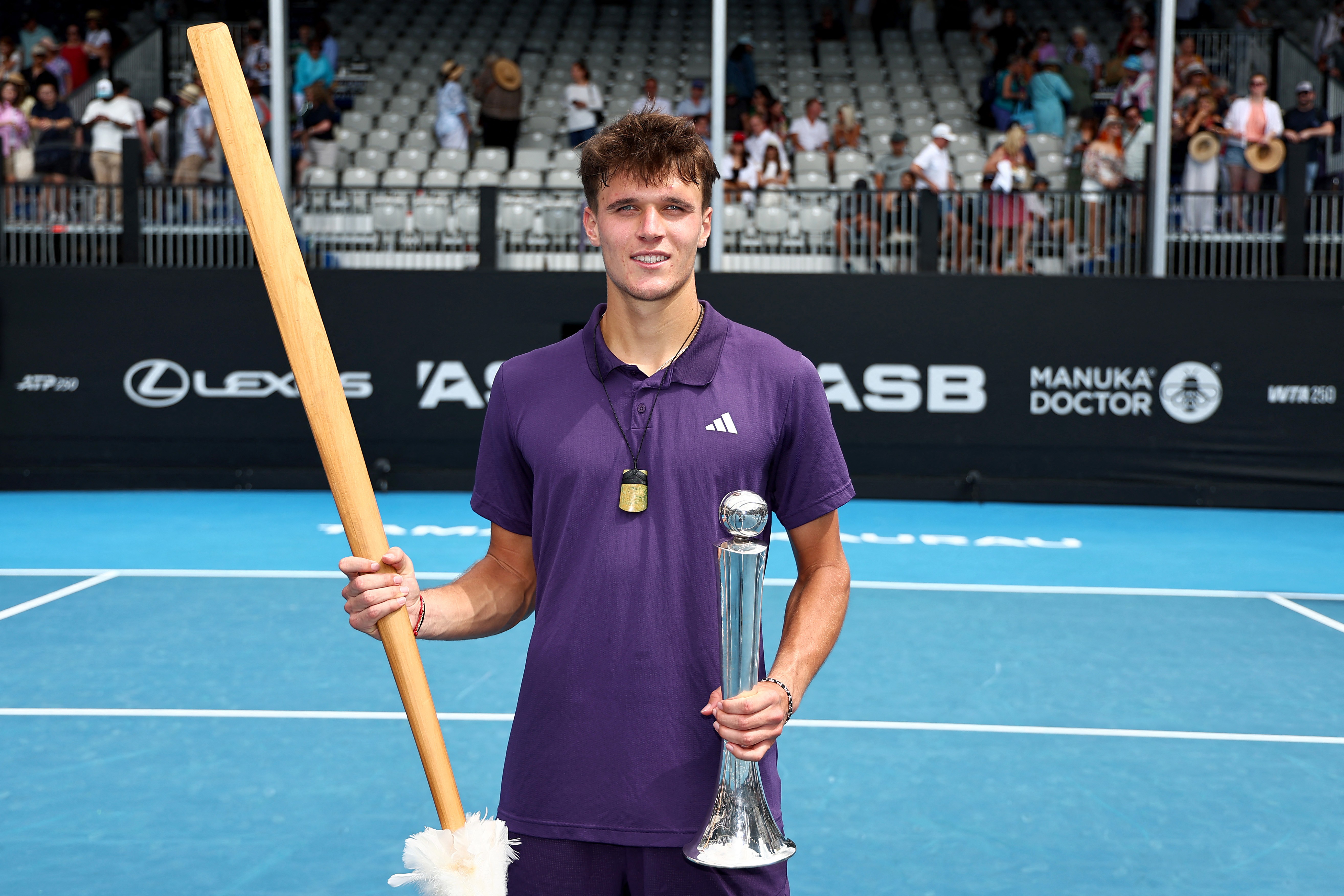 Jakub Mensik poses with the trophy after winning the Aucland tournament.