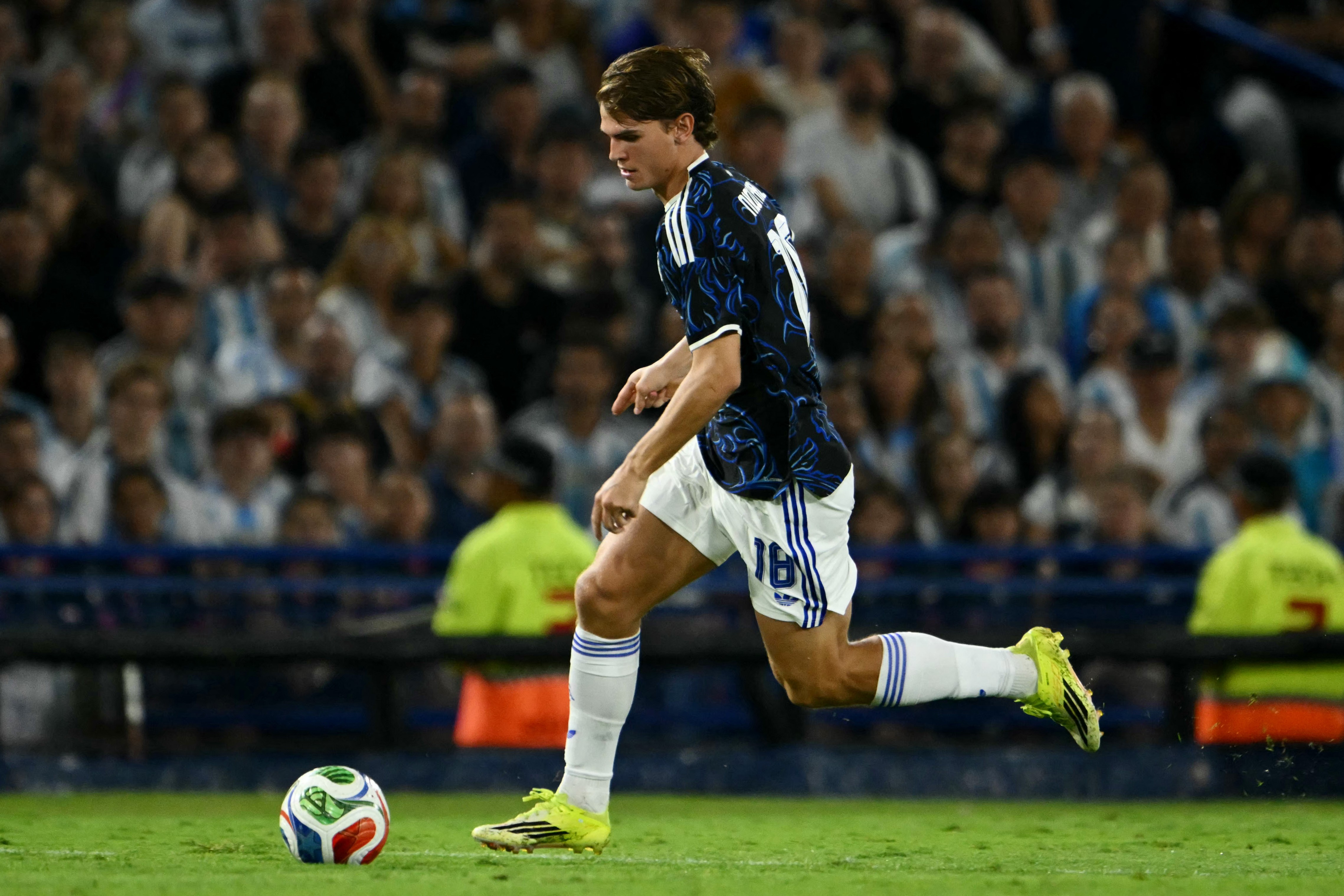 Nico Paz in action for Argentina