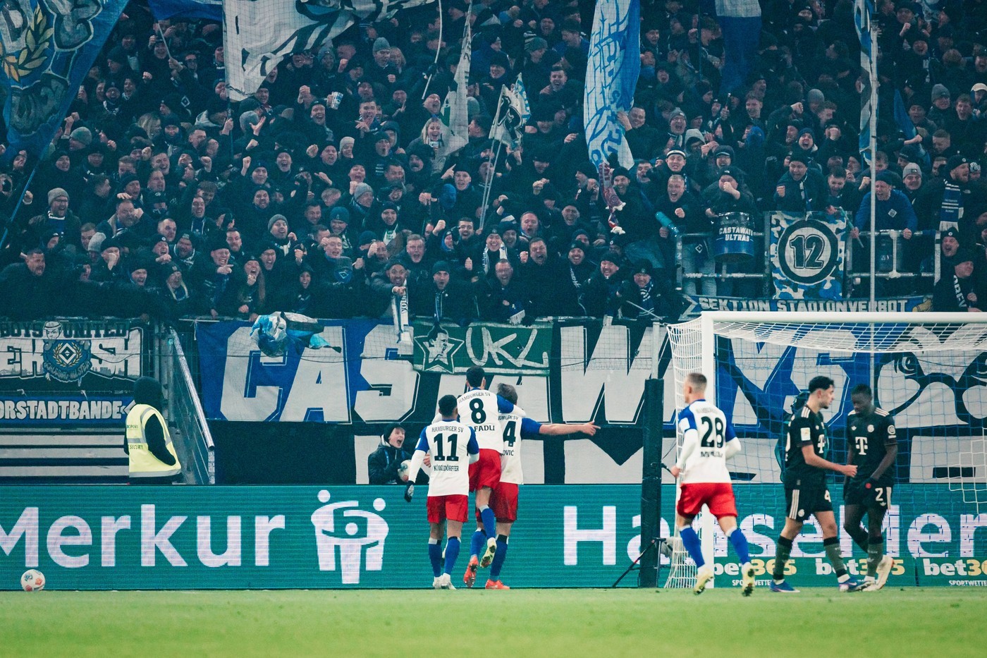 Hamburg celebrate Luka Vuskovic's equaliser