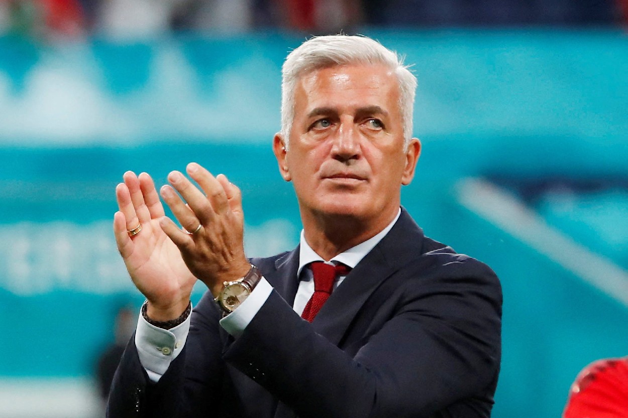 Algeria coach Vladimir Petkovic applauds the fans who came to watch
