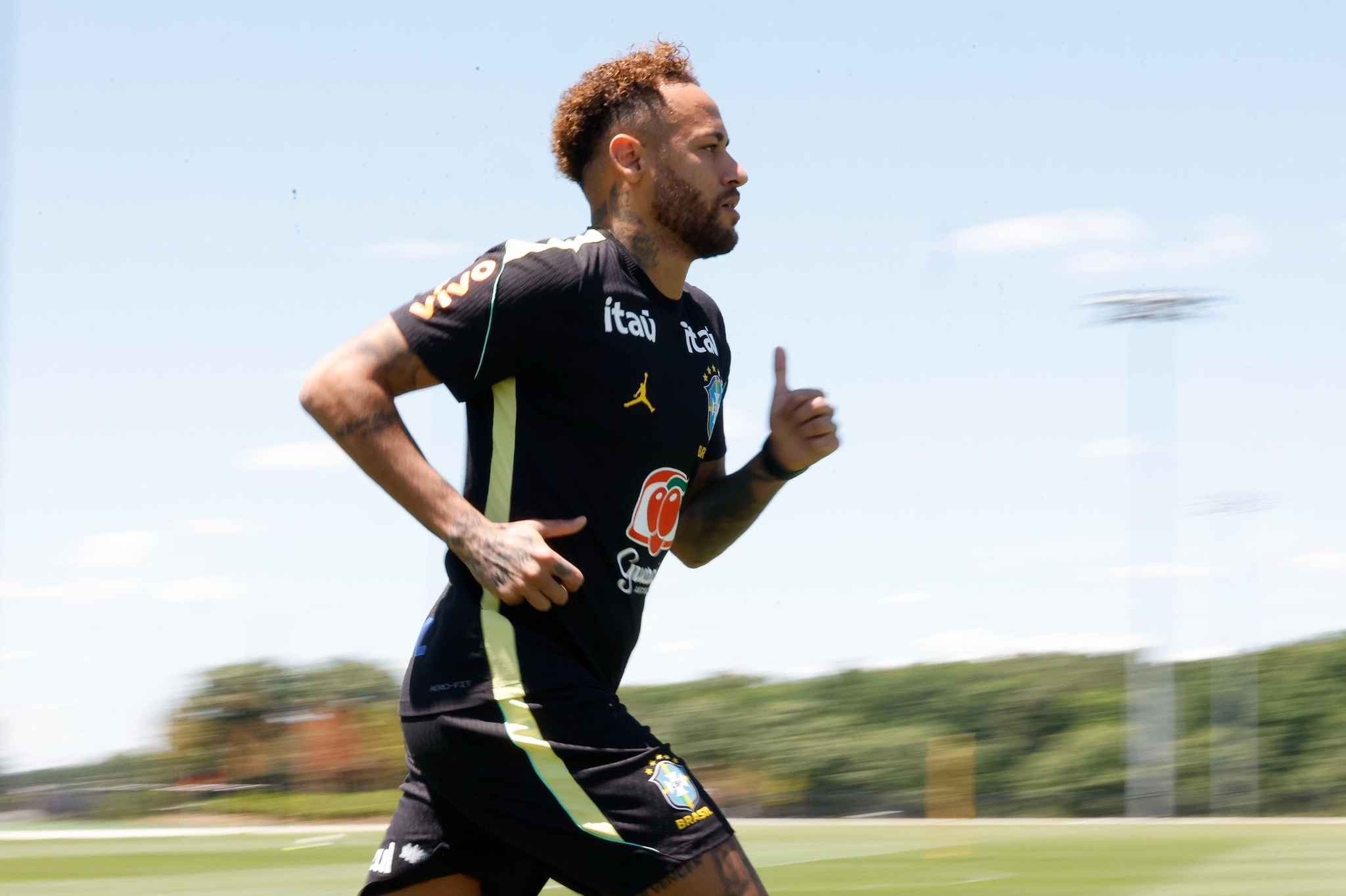 Neymar reaparece en un entrenamiento de Brasil a dos días para Haití