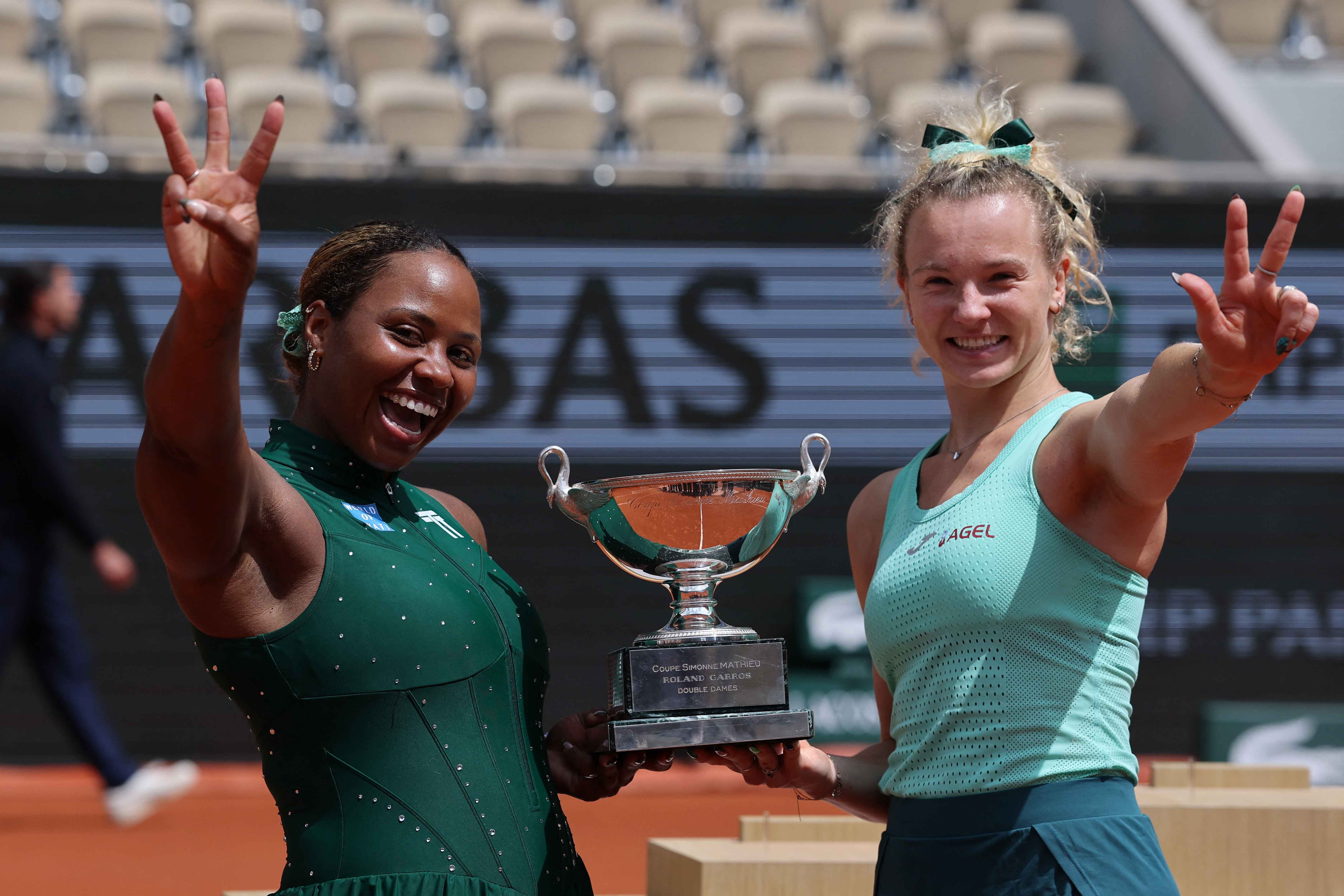 Katerina Siniakova and Taylor Townsend pose with the trophy after winning the women's doubles final
