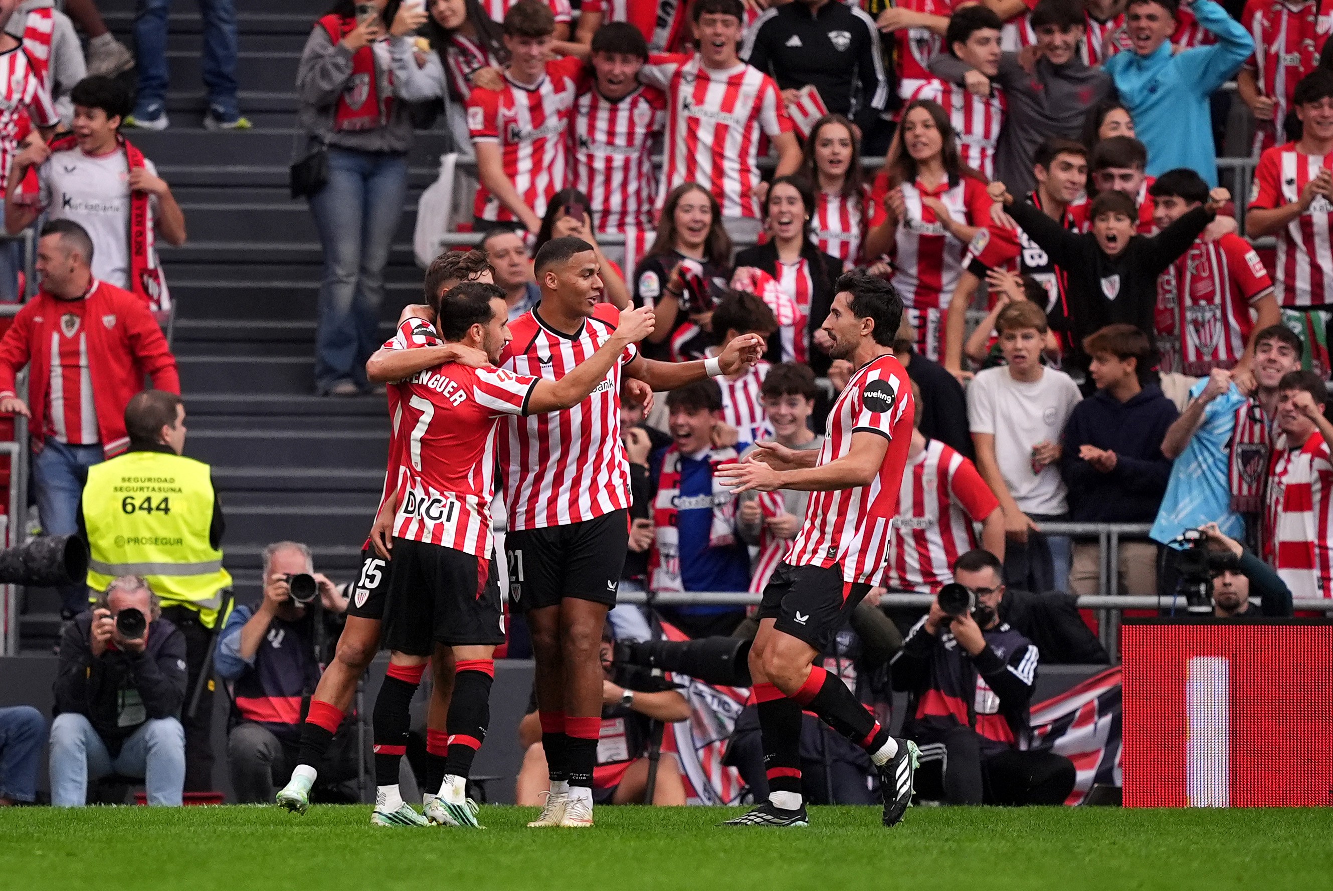 Alex Berenguer of Athletic Club celebrates scoring his team’s first goal