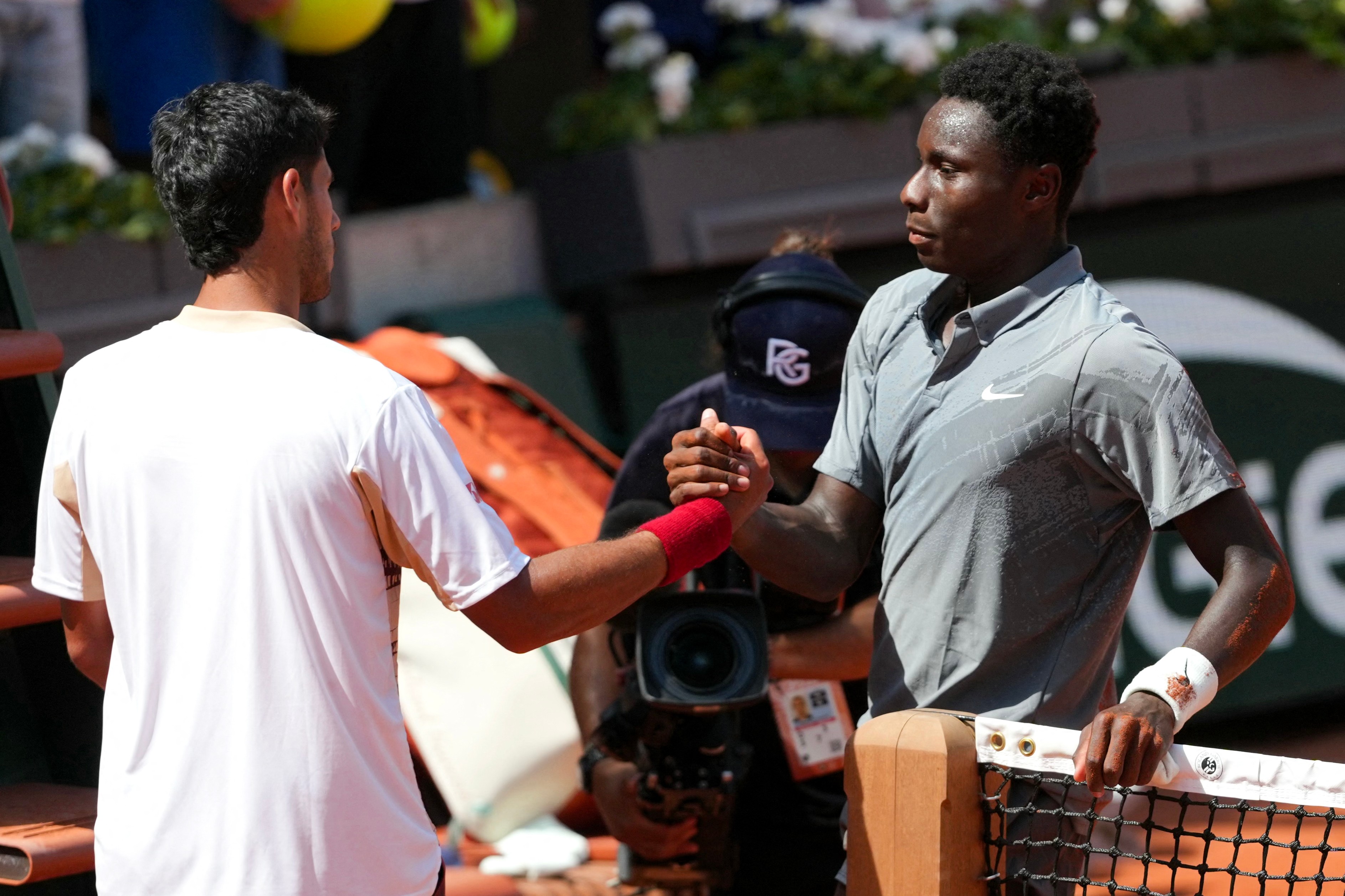 Adolfo Vallejo shaking hands with Moise Kouame after the match