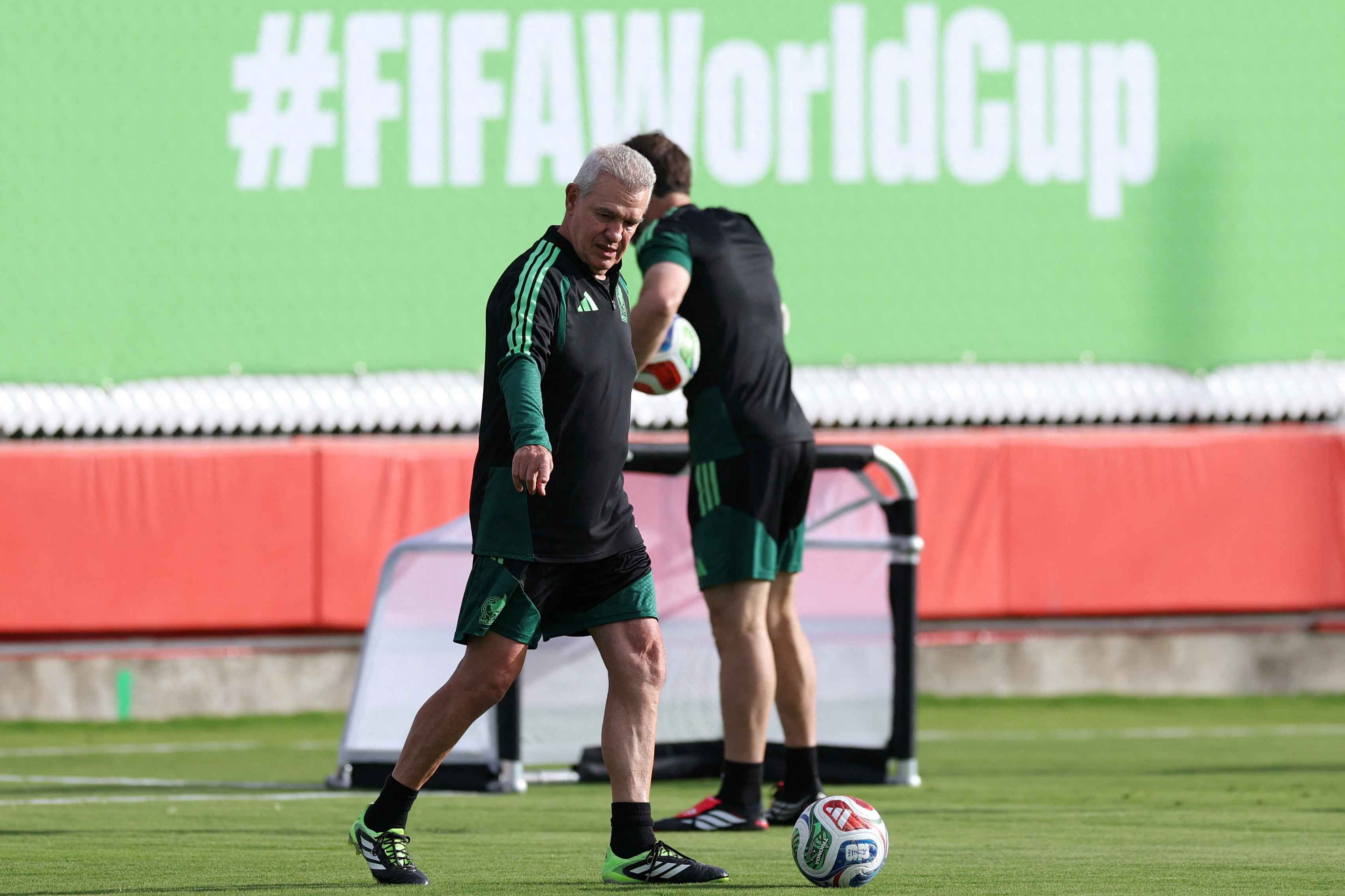 Javier Aguirre, a favor de las pausas de hidratación
