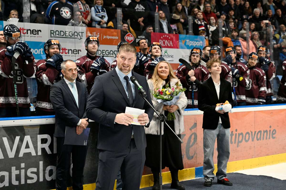 Sersen Sersen sa emotívne rozlúčil s kariérou i Slovanom, odkaz mu odovzdal aj ...
