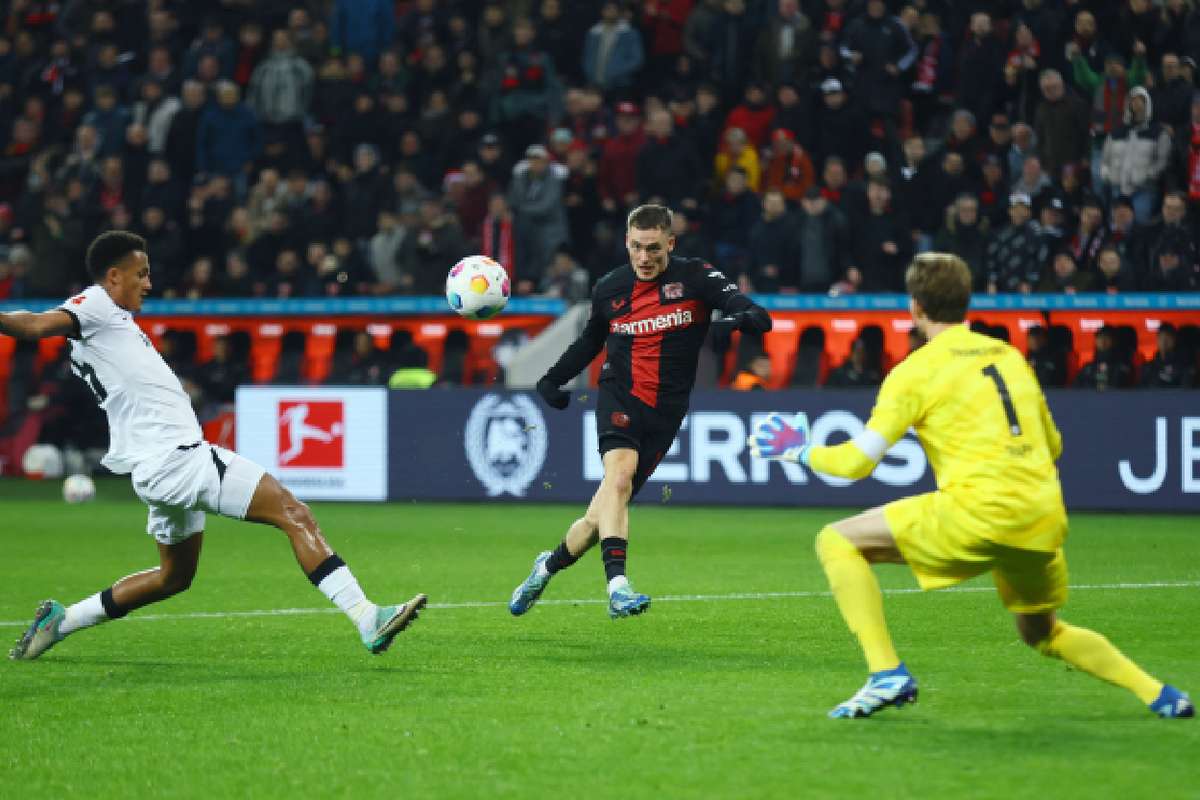 Bayer Leverkusen continue title charge with thumping victory over