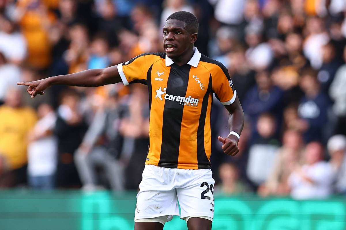Gourna-Douath capota carro no Hull City um mês após acidente de Sorba Thomas