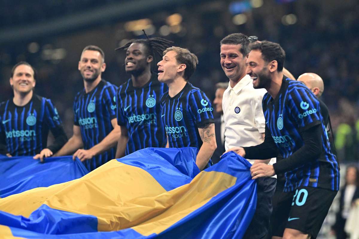Cristian Chivu lấy cảm hứng từ những ngày còn thi đấu khi Inter Milan nâng cao chiếc vương miện Serie A lần thứ 21