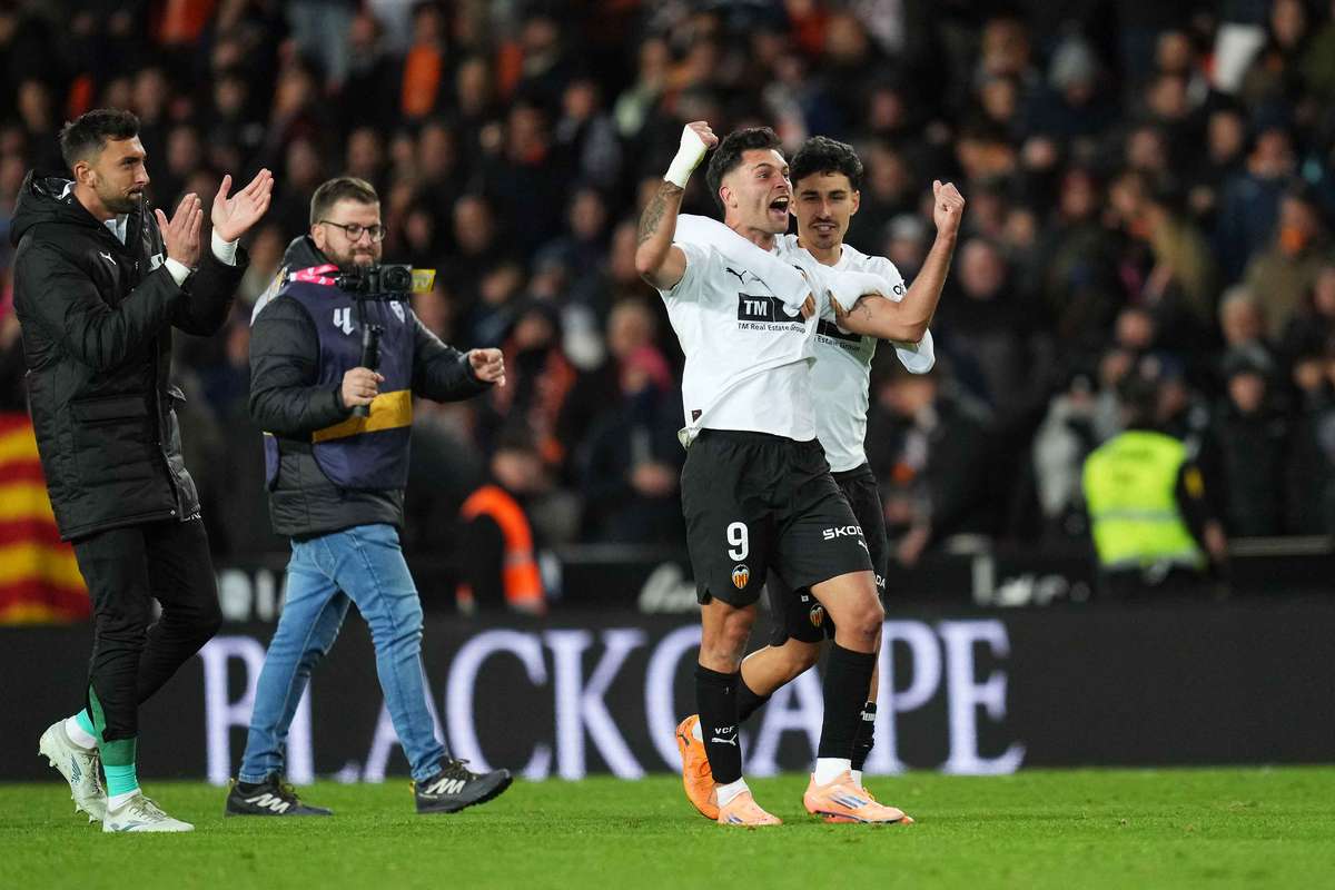 El derbi de Hugo Duro: golazo, tangana y resucita al Valencia ...