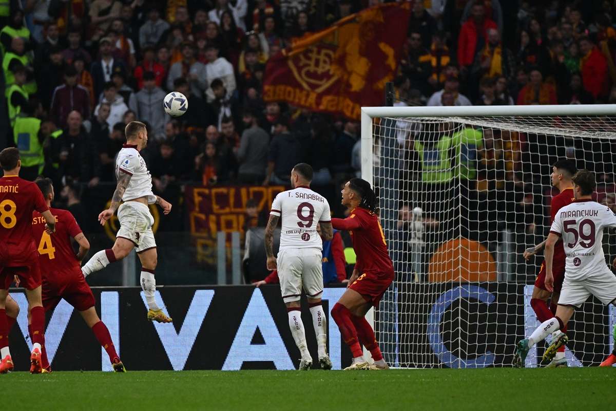 Serie A La Roma Si Salva In Extremis Continua La Crisi Del Verona